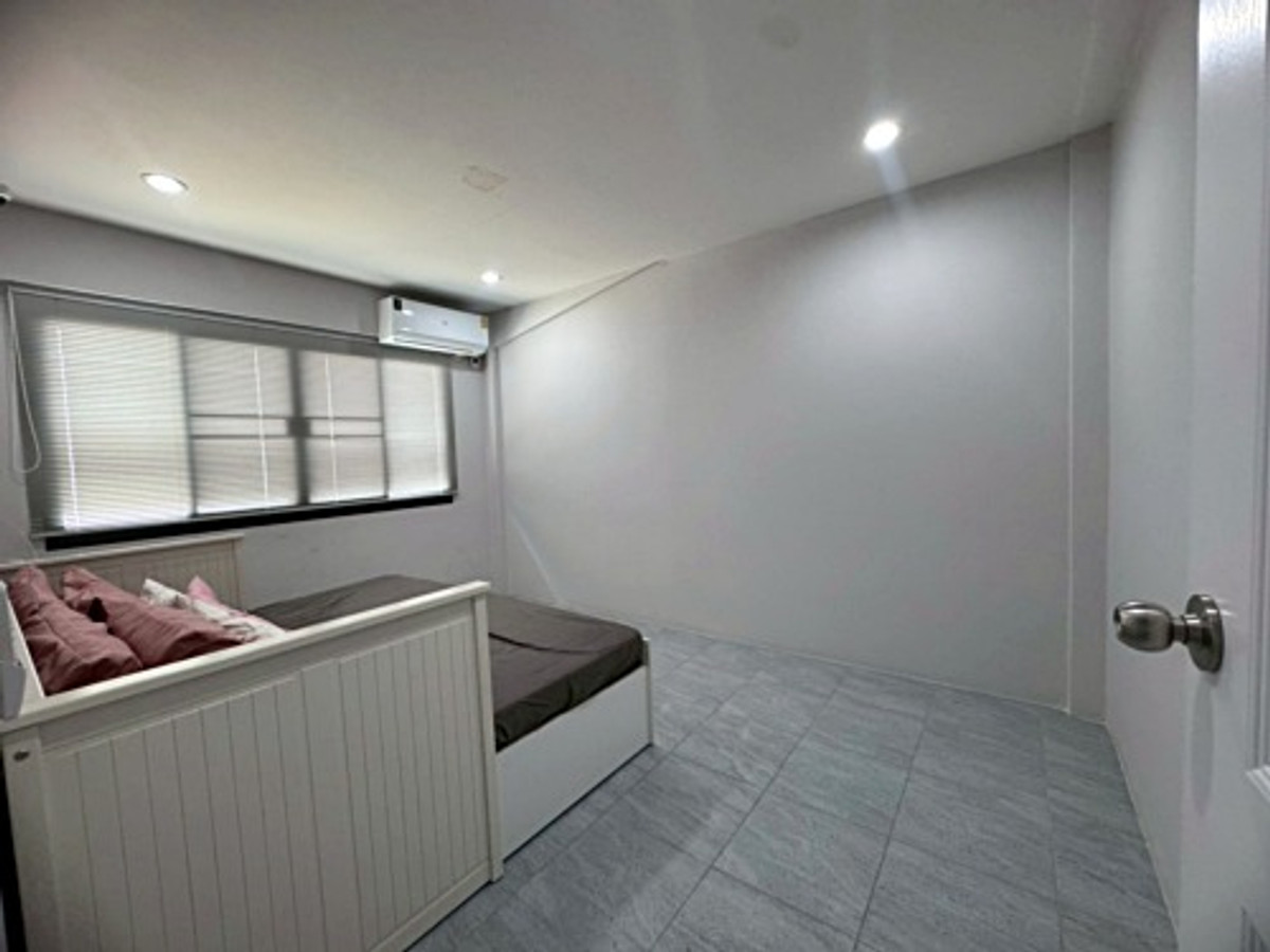 For RentTownhomeSamut Prakan,Samrong : Townhouse for rent, Soi Sukhumvit 72, prime location! Near BTS Bearing, only 450 meters! (N.2022)