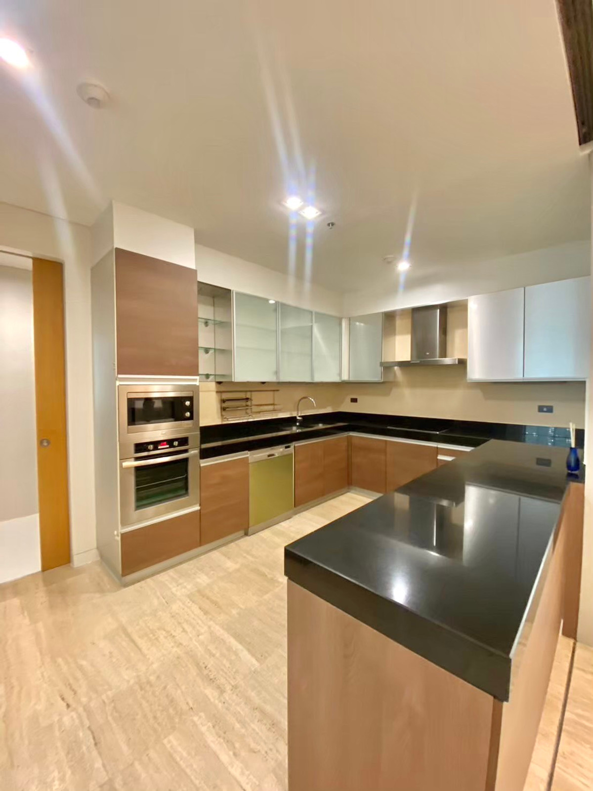 For RentCondoSukhumvit, Asoke, Thonglor : Condo for rent Domus 18, 3 bedrooms, 250 sq m, Sukhumvit-Asoke area, near BTS Asoke.