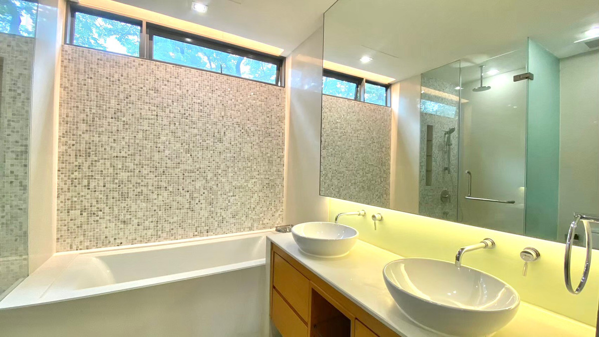 For RentCondoSukhumvit, Asoke, Thonglor : Condo for rent Domus 18, 3 bedrooms, 250 sq m, Sukhumvit-Asoke area, near BTS Asoke.