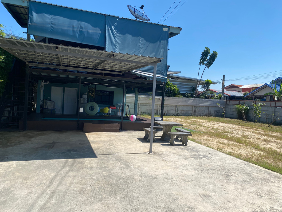 ให้เช่าบ้านลาดกระบัง สุวรรณภูมิ : ให้เช่าบ้านพร้อมสระว่ายน้ำ พื้นที่กว้าง100ตรว. พร้อมเฟอร์นิเจอร์และเครื่องใช้ไฟฟ้าครบ เข้าอยู่ได้ เมษายน ใกล้สุวรรณภูมิ ย่านลาดกระบัง 18,000 บาท