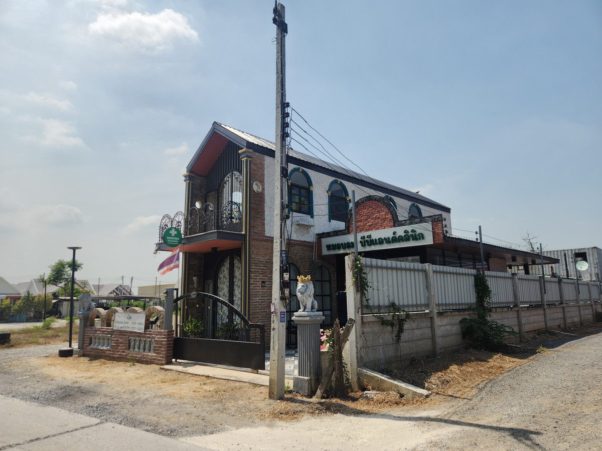 ขายบ้านอยุธยา : ขายบ้านดีไซน์ยุโรป ตำบลธนู อำเภออุทัย จังหวัดพระนครศรีอยุธยา ใกล้วัดสะแกเพียง 500 เมตร บ้านตกแต่งสไตล์มีเอกลักษณ์ บรรยากาศเหมาะอยู่อาศัย หรือปรับเป็นคาเฟ่ สตูดิโอ หรือร้านเล็ก ๆ สไตล์ไลฟ์สไตล์ ทำเลเชื่อมต่อถนนโรจนะ นิคมอุตสาหกรรมโรจนะ และตัวเมืองอยุธยา 