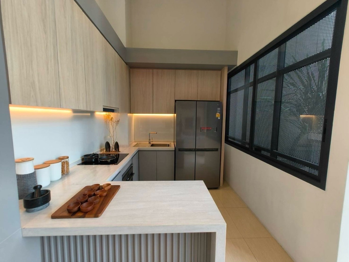 Home OfficeRamkhamhaeng, Hua Mak : For rent/sale, luxury home office, Town in Town, superior design, highest quality, work, live broadcast, edit clips, meeting the office needs of the new generation. With accommodation Parking for up to 6 cars.