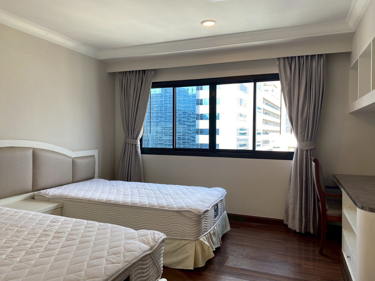 For RentCondoSukhumvit, Asoke, Thonglor : 🏙️ Condo for Rent 🐶 Pet Friendly – G.P. Grande Tower 🐱 A spacious and airy living room, offering a comfortable home-like living experience. ✨