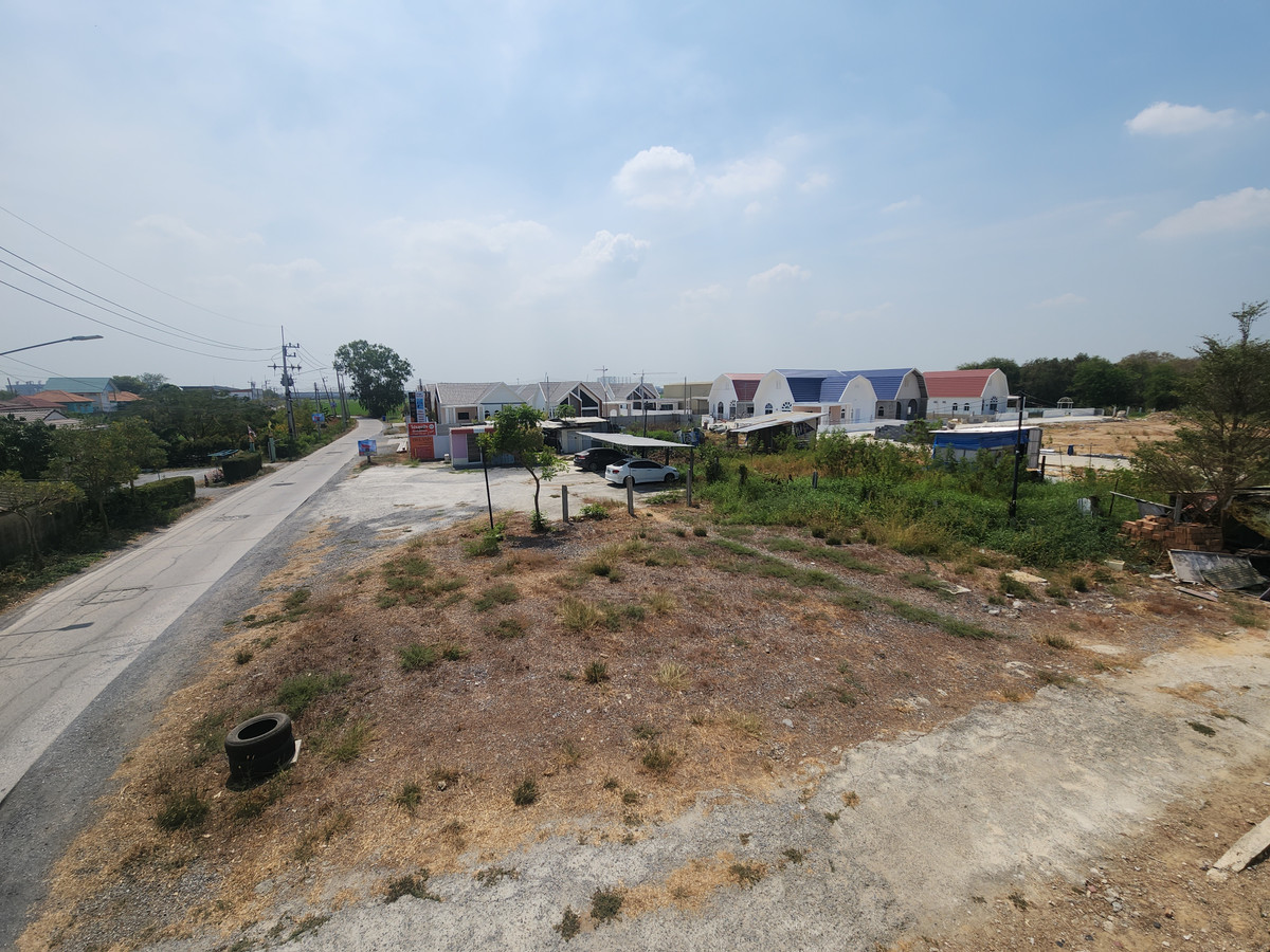 ขายที่ดินอยุธยา : ขายที่ดินพัฒนาแล้ว ตำบลธนู อำเภออุทัย จังหวัดพระนครศรีอยุธยา ใกล้วัดสะแกเพียงประมาณ 500 เมตร ที่ดินพร้อมใช้งาน น้ำและไฟฟ้าเข้าถึง ติดถนนซอย เข้าออกสะดวก อยู่หน้าโครงการจัดสรรที่มีผู้อยู่อาศัยจริง เหมาะสำหรับสร้างบ้านพักอาศัย ร้านอาหาร คาเฟ่