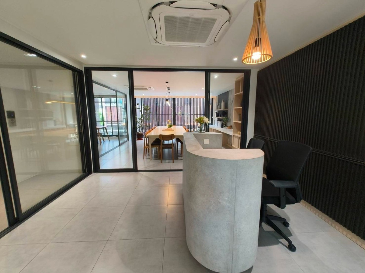Home OfficeRamkhamhaeng, Hua Mak : For rent/sale, luxury home office, Town in Town, superior design, highest quality, work, live broadcast, edit clips, meeting the office needs of the new generation. With accommodation Parking for up to 6 cars.