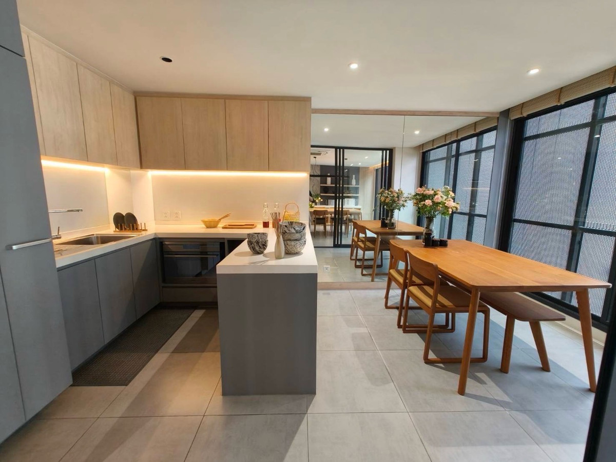 Home OfficeRamkhamhaeng, Hua Mak : For rent/sale, luxury home office, Town in Town, superior design, highest quality, work, live broadcast, edit clips, meeting the office needs of the new generation. With accommodation Parking for up to 6 cars.