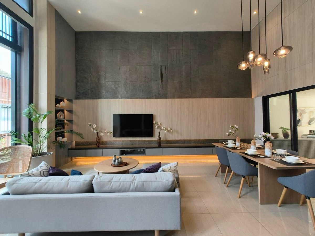 Home OfficeRamkhamhaeng, Hua Mak : For rent/sale, luxury home office, Town in Town, superior design, highest quality, work, live broadcast, edit clips, meeting the office needs of the new generation. With accommodation Parking for up to 6 cars.