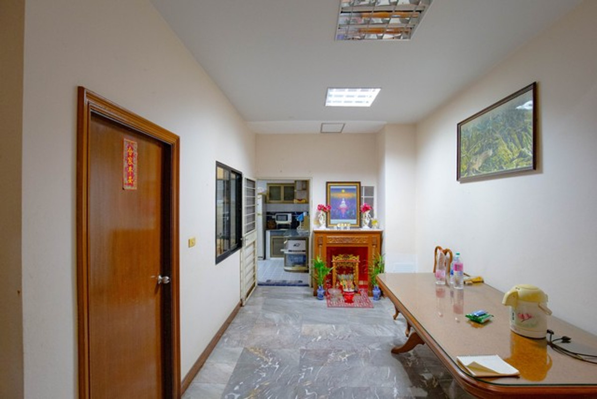 For RentTownhomePattanakan, Srinakarin : HR3284 Warathorn Ville Phatthanakan 44, 4-story house for rent, lots of space, convenient parking, near the expressway and Triam Udom Phatthanakan.