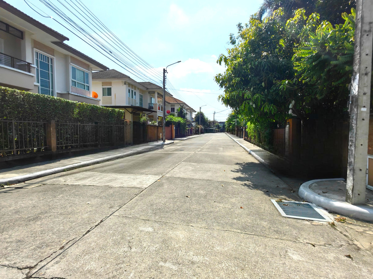 ขายบ้านเกษตรศาสตร์ รัชโยธิน : ขายบ้านเดี่ยว เดอะแพลนท์ วงแหวน-รามอินทรา เนื้อที่ 80.1 ตรว. หลังริม ทำเลดี การเดินทางสะดวก ใกล้ทางด่วน ใกล้แฟชั่น ใกล้แจ๊สคู้บอน