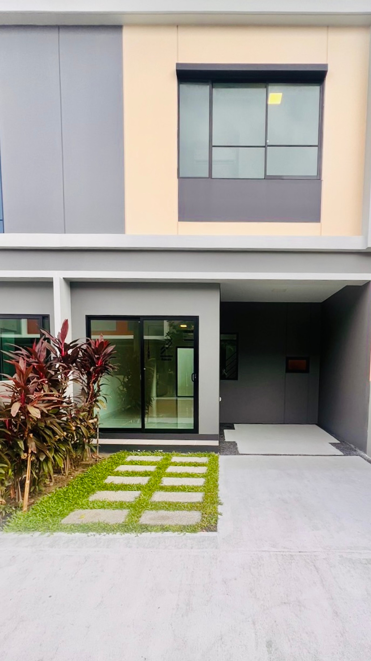 For SaleTownhomeNawamin, Ramindra : 📌Urgent sale!!! Siri Place Phahonyothin 52 Project, new house from Sansiri. The central part is very good. Best price in the project Near the expressway and BTS Saphan Mai, 3 bedrooms, 3 bathrooms, 1 parking space, 115 sq m, 16.5 sq m, price 2.89 mb ☎️ 08