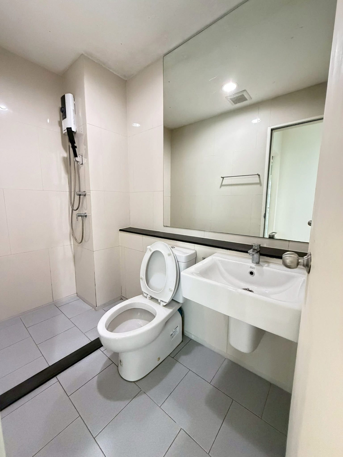 For RentCondoSamut Prakan,Samrong : PFD-08109 For rent Aspire Erawan, next to BTS Chang Erawan.