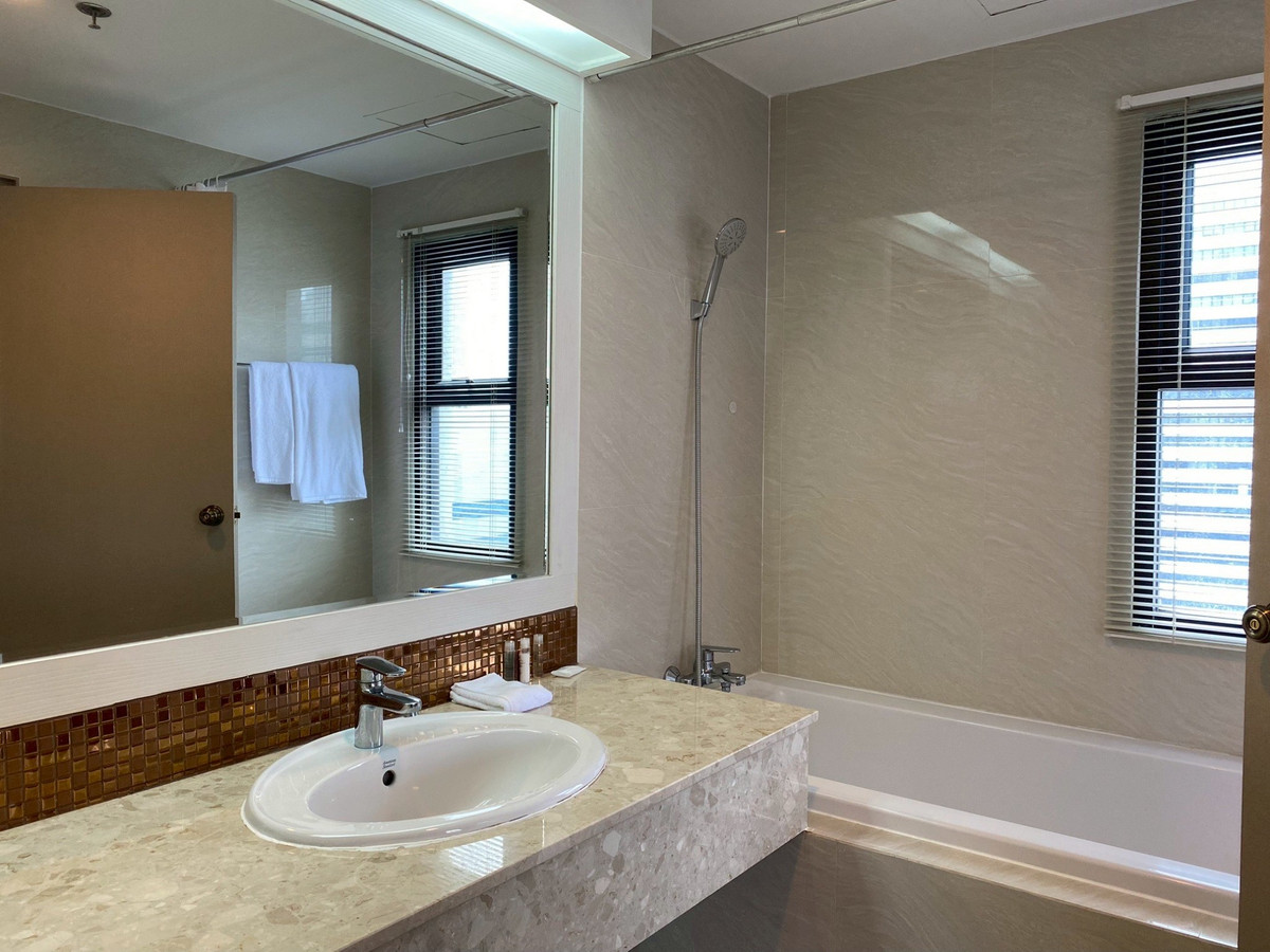 For RentCondoSukhumvit, Asoke, Thonglor : 🏙️ Condo for Rent 🐶 Pet Friendly – G.P. Grande Tower 🐱 A spacious and airy living room, offering a comfortable home-like living experience. ✨