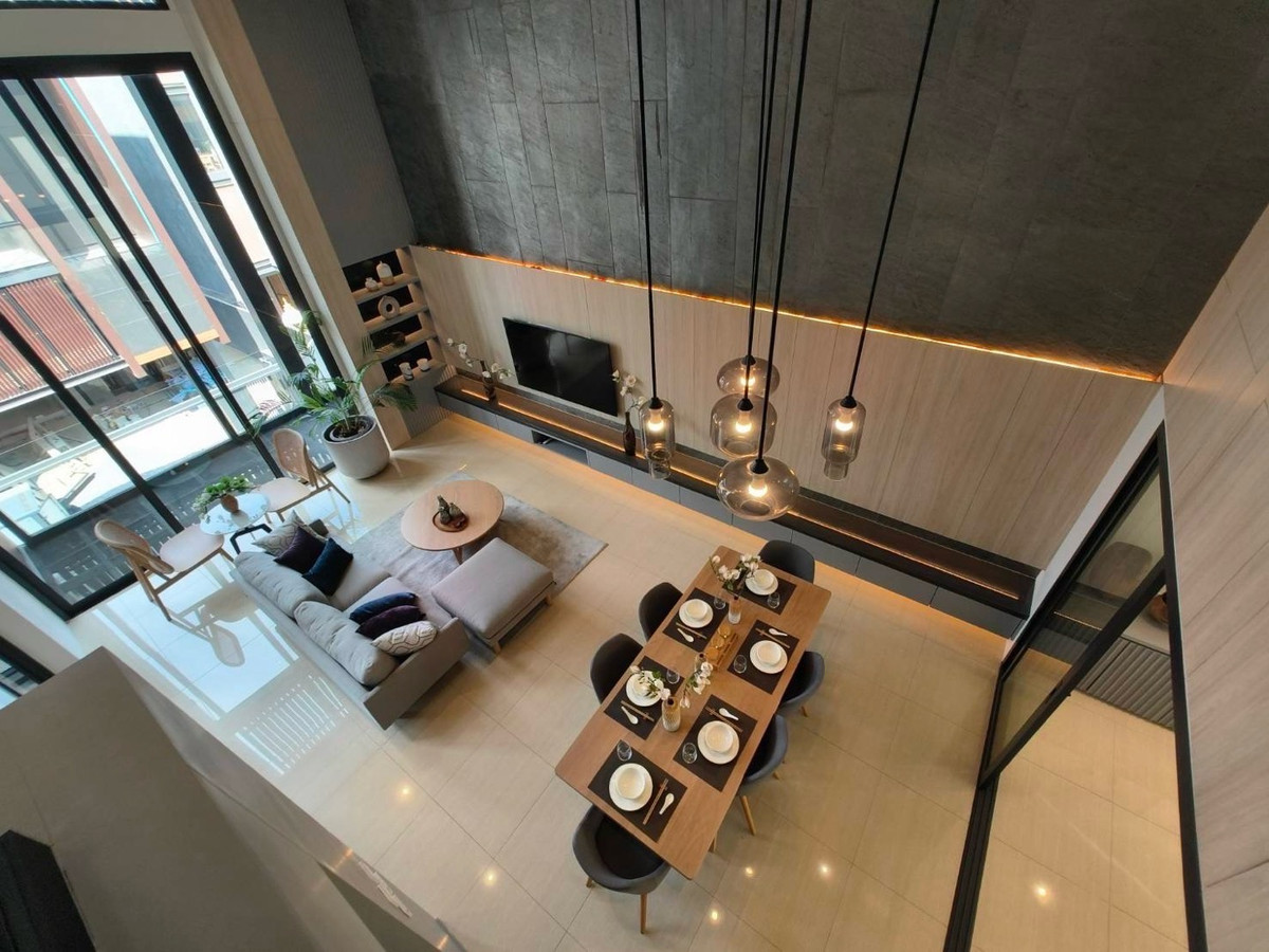 Home OfficeRamkhamhaeng, Hua Mak : For rent/sale, luxury home office, Town in Town, superior design, highest quality, work, live broadcast, edit clips, meeting the office needs of the new generation. With accommodation Parking for up to 6 cars.