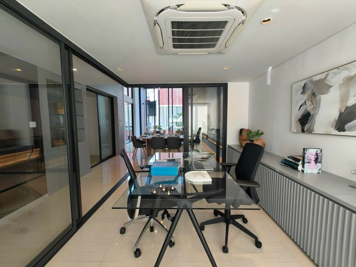 Home OfficeRamkhamhaeng, Hua Mak : For rent/sale, luxury home office, Town in Town, superior design, highest quality, work, live broadcast, edit clips, meeting the office needs of the new generation. With accommodation Parking for up to 6 cars.