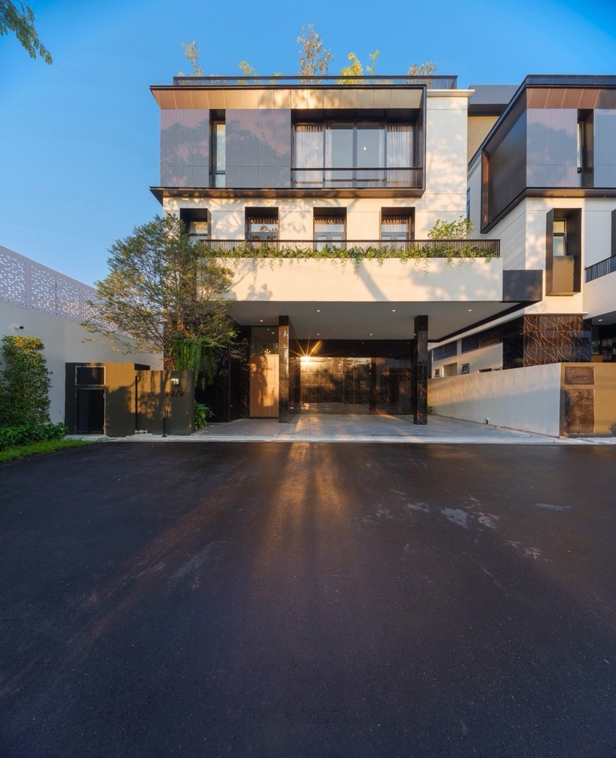 For SaleHouseRamkhamhaeng, Hua Mak : Brand New Luxury House for Sale Arna Rama 9 4 Bedrooms Large Living Space 515 sq.m Near Future MRT Ramkhamhaeng 12 Orange Line
