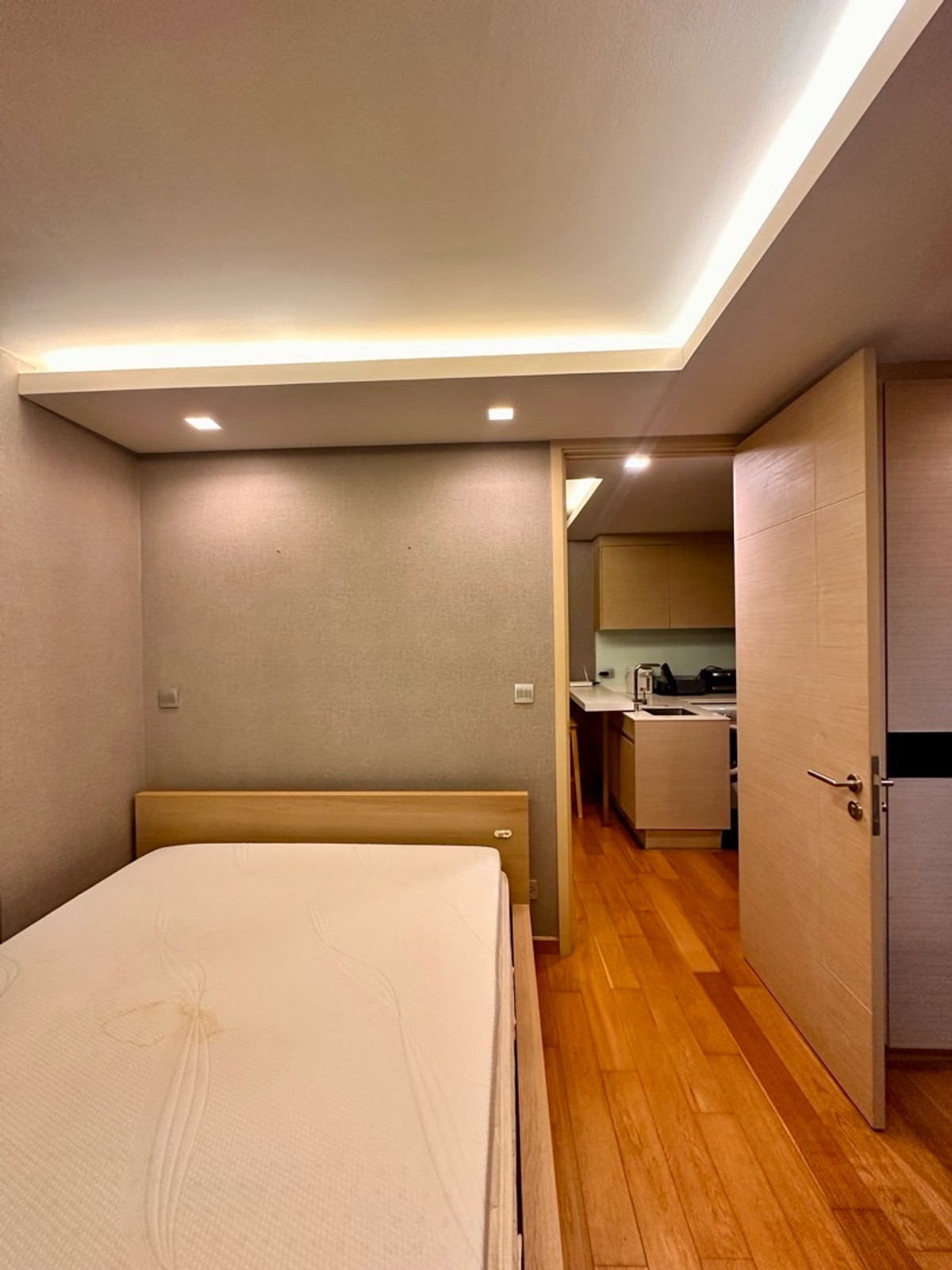 For SaleCondoSukhumvit, Asoke, Thonglor : Fully furnished, ready to move in, quiet, balcony actually usable, 2 ways to enter and exit.
