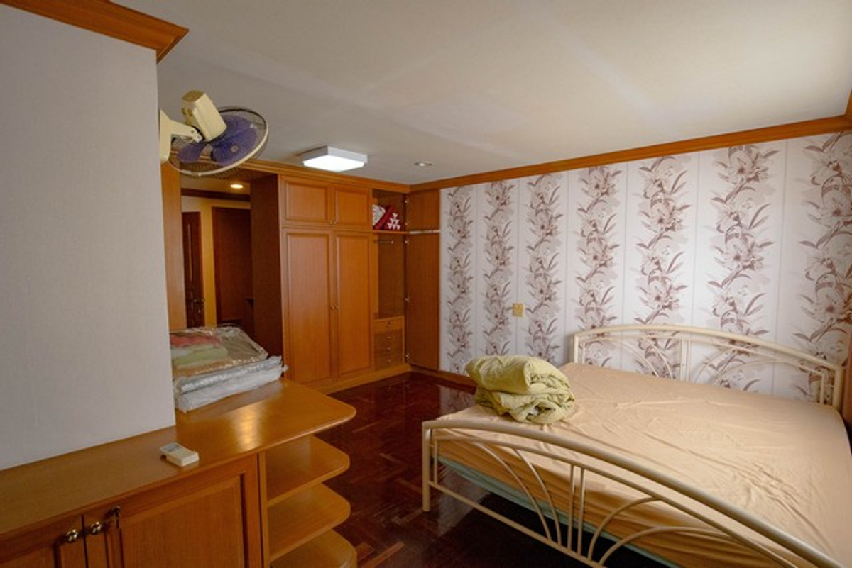 For RentTownhomePattanakan, Srinakarin : HR3284 Warathorn Ville Phatthanakan 44, 4-story house for rent, lots of space, convenient parking, near the expressway and Triam Udom Phatthanakan.