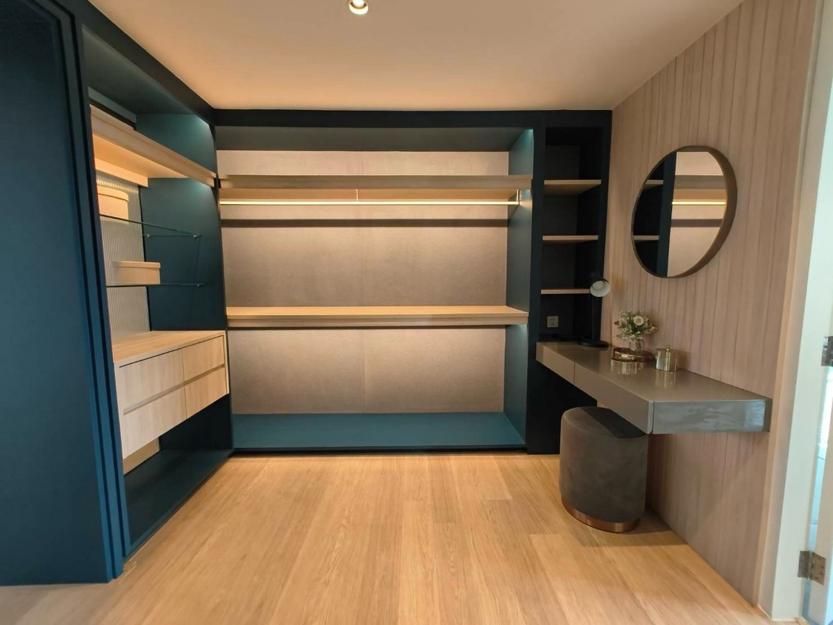 Home OfficeRamkhamhaeng, Hua Mak : For rent/sale, luxury home office, Town in Town, superior design, highest quality, work, live broadcast, edit clips, meeting the office needs of the new generation. With accommodation Parking for up to 6 cars.