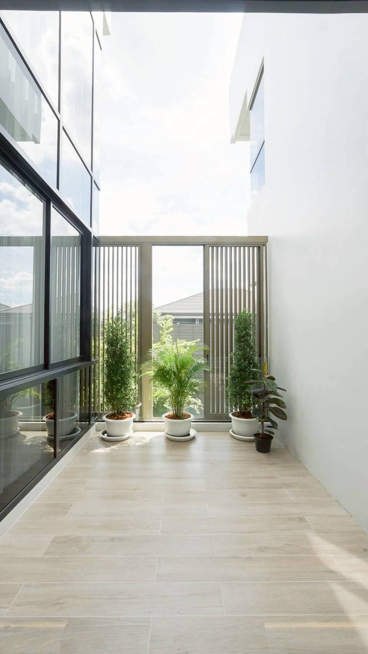 ขายบ้านพัฒนาการ ศรีนครินทร์ : BuGaan กรุงเทพกรีฑา บ้านเดี่ยว 3 ชั้น 540 ตร.ม. พร้อมลิฟต์ส่วนตัว Please call: 082-894-4624