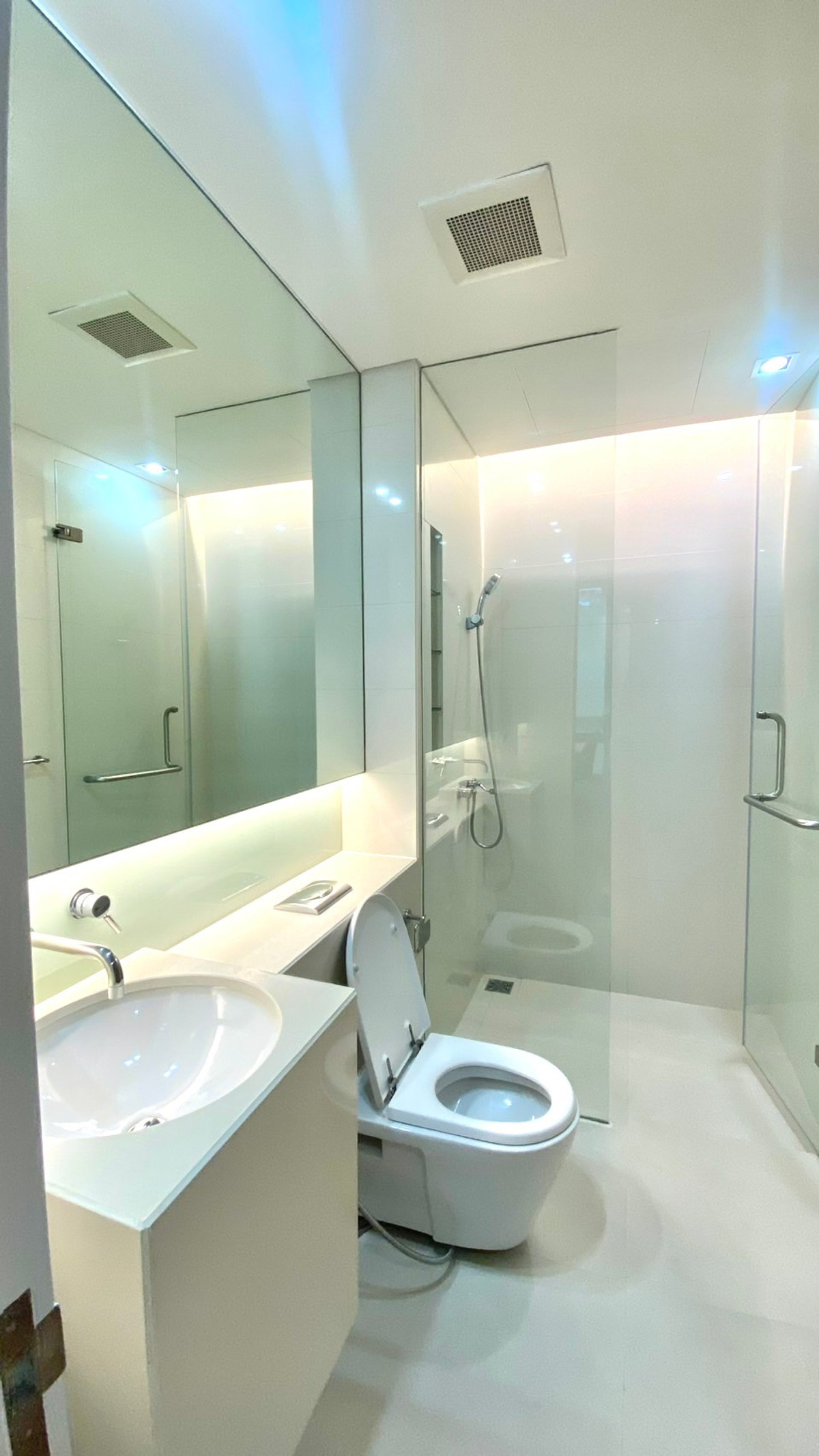 For RentCondoSukhumvit, Asoke, Thonglor : Condo for rent Domus 18, 3 bedrooms, 250 sq m, Sukhumvit-Asoke area, near BTS Asoke.