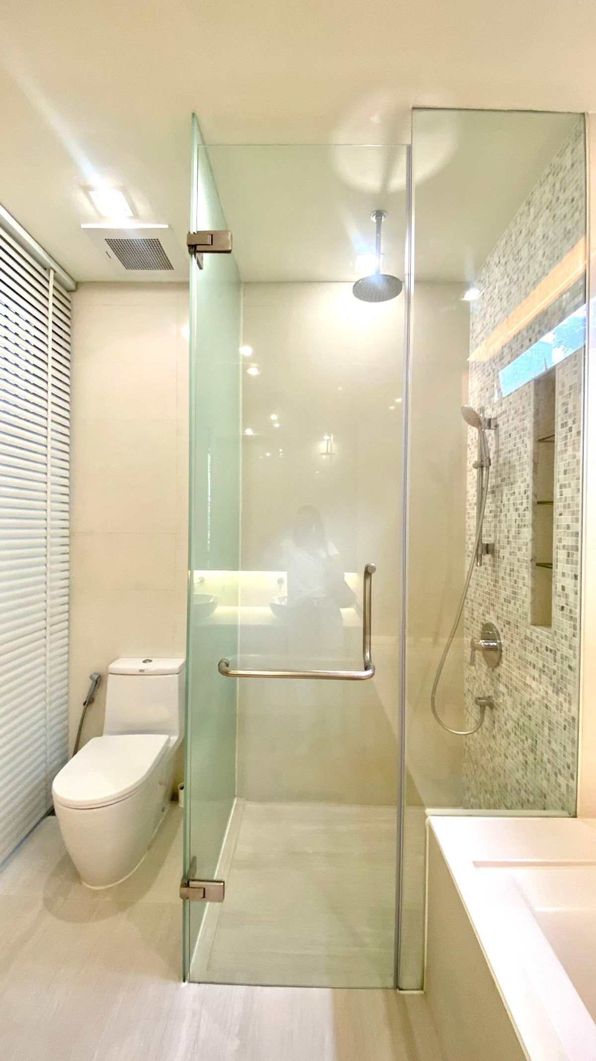 For RentCondoSukhumvit, Asoke, Thonglor : Condo for rent Domus 18, 3 bedrooms, 250 sq m, Sukhumvit-Asoke area, near BTS Asoke.