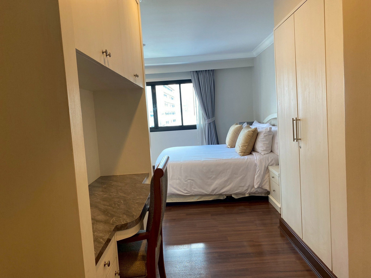 For RentCondoSukhumvit, Asoke, Thonglor : 🏙️ Condo for Rent 🐶 Pet Friendly – G.P. Grande Tower 🐱 A spacious and airy living room, offering a comfortable home-like living experience. ✨