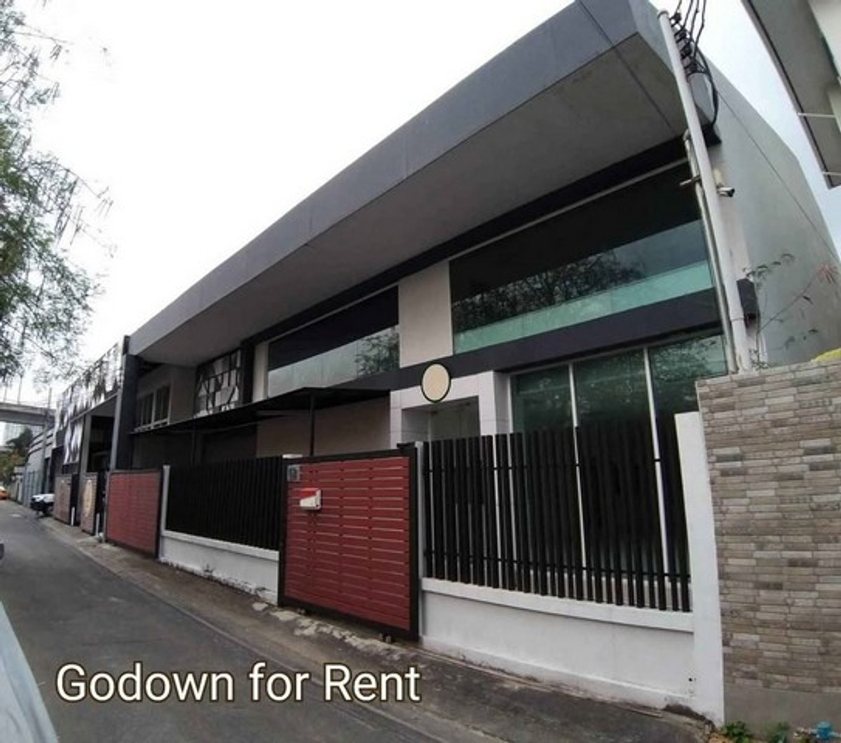 For RentOfficeRamkhamhaeng, Hua Mak : HR3285 Warehouse for rent, Ramkhamhaeng-Khlong Tan, 440 sq m., spacious office space. Convenient travel near the expressway and Airport Link.
