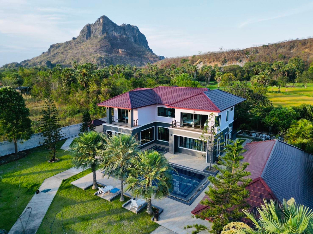 ขายบ้านชะอำ เพชรบุรี : ขายบ้านหรูพร้อมที่ดินวิวภูเขา ใกล้ทะเลชะอำ ติดถนนใหญ่