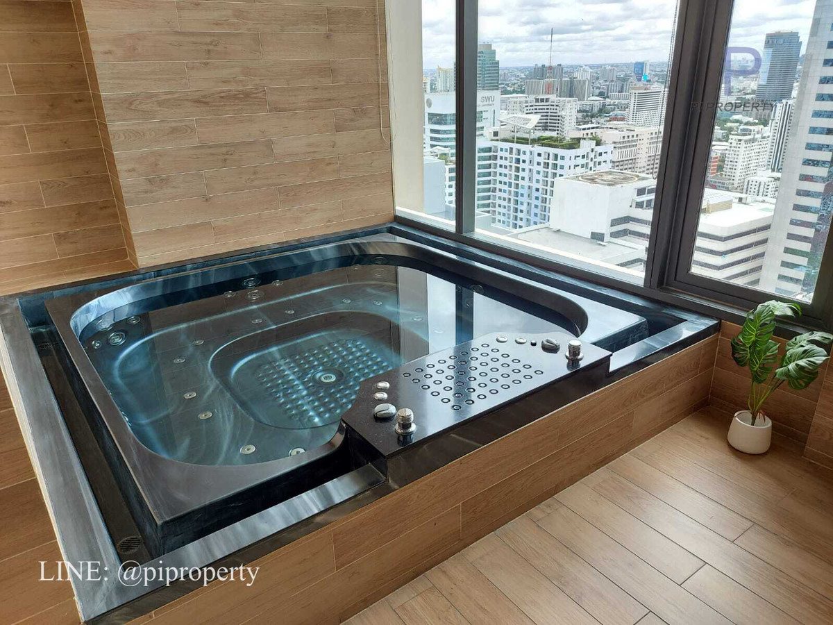 ให้เช่าคอนโดสุขุมวิท อโศก ทองหล่อ : ให้เช่าห้องชุด 1 ห้องนอน ตกแต่งครบครัน ที่ Esse Asoke ชั้นสูง หันหน้าไปทางทิศเหนือ อากาศเย็นสบาย ทำเลดีเยี่ยมในย่านอโศก ใกล้รถไฟฟ้า BTS และ MRT