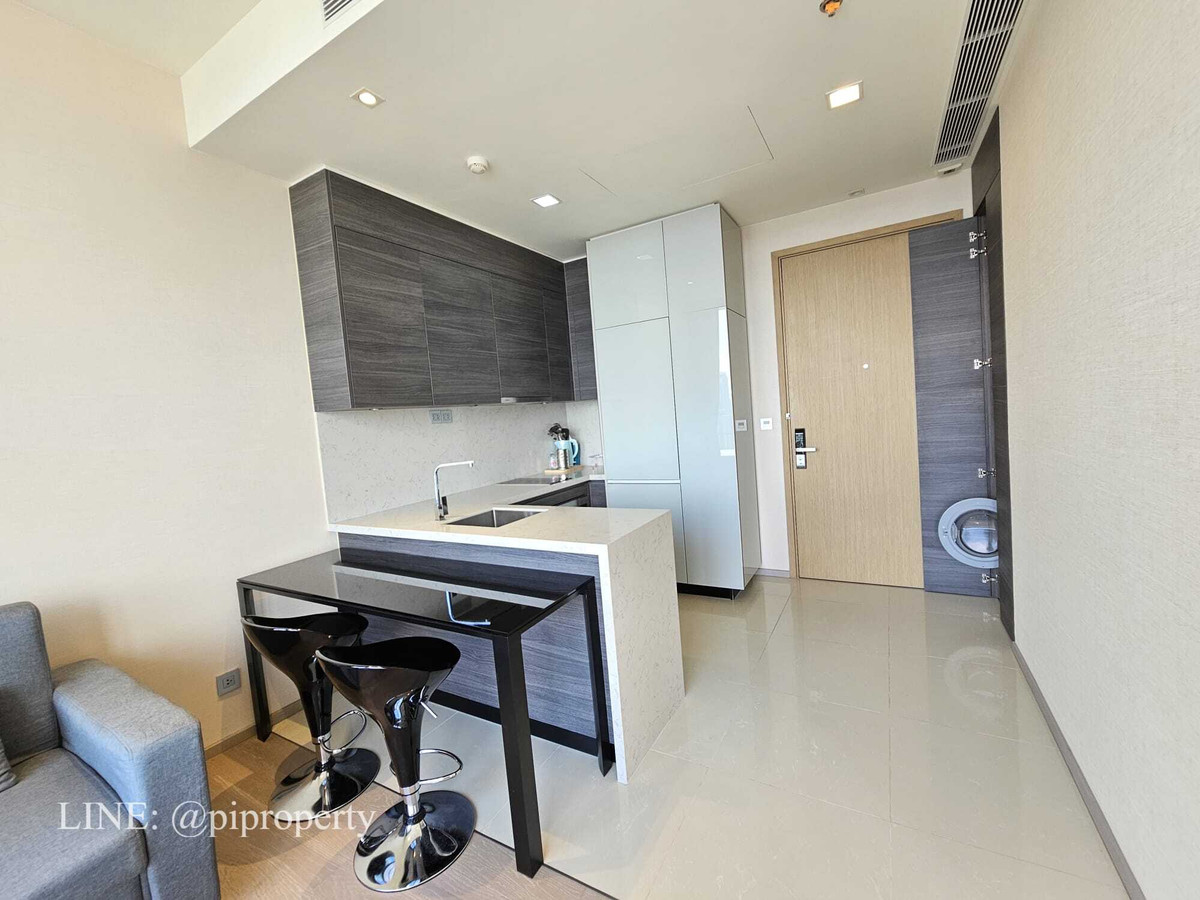 ให้เช่าคอนโดสุขุมวิท อโศก ทองหล่อ : ให้เช่าห้องชุด 1 ห้องนอน ตกแต่งครบครัน ที่ Esse Asoke ชั้นสูง หันหน้าไปทางทิศเหนือ อากาศเย็นสบาย ทำเลดีเยี่ยมในย่านอโศก ใกล้รถไฟฟ้า BTS และ MRT