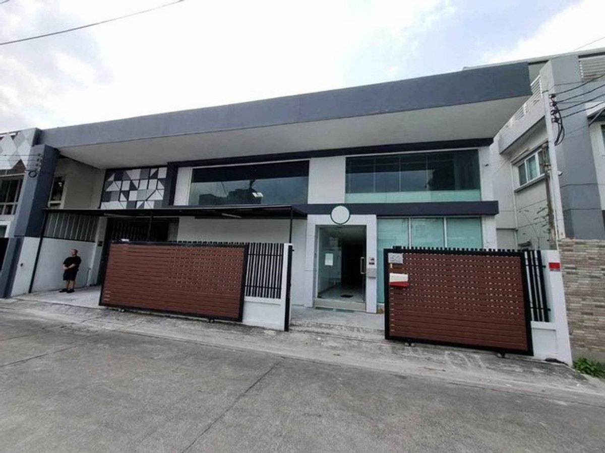 For RentOfficeRamkhamhaeng, Hua Mak : HR3285 Warehouse for rent, Ramkhamhaeng-Khlong Tan, 440 sq m., spacious office space. Convenient travel near the expressway and Airport Link.