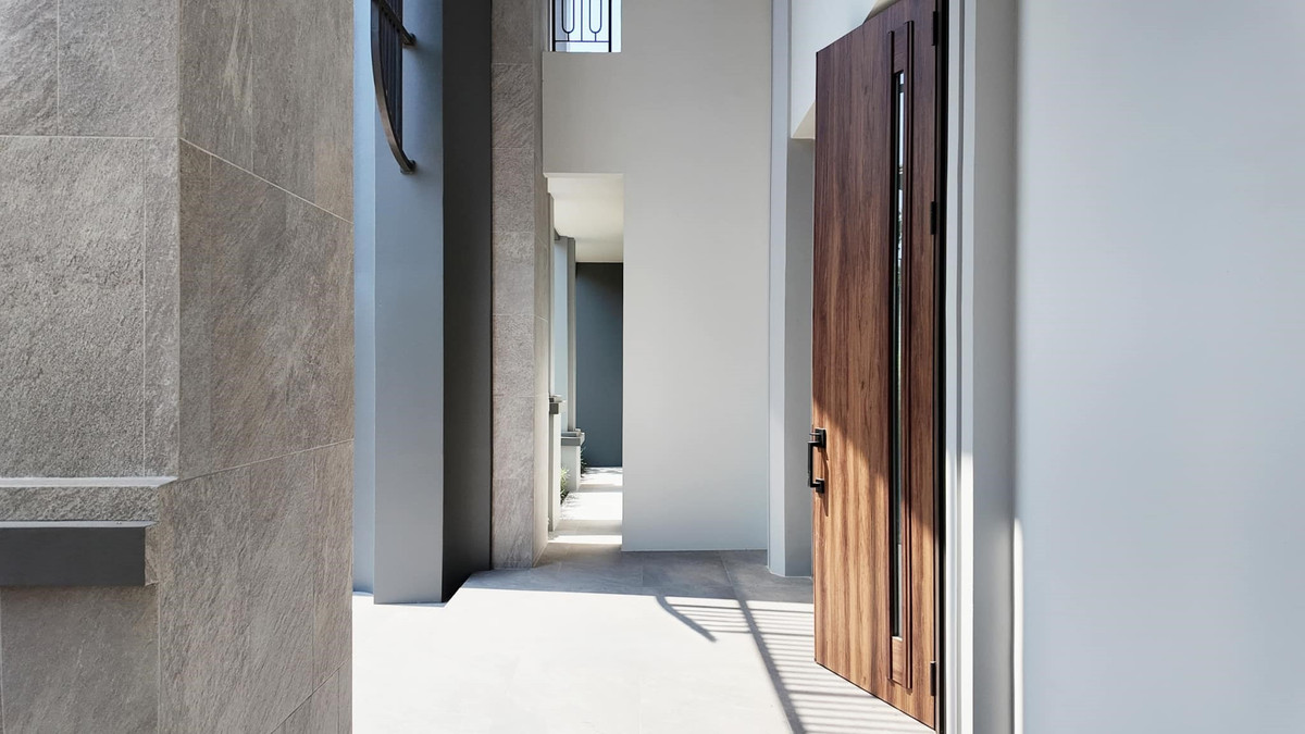 ขายบ้านปิ่นเกล้า จรัญสนิทวงศ์ : Grand Bangkok Boulevard Pinklao-Kanchana บ้านหลังมุมติดสวน ขนาดใหญ่ 620 ตร.ม. Please call: 082-894-4624