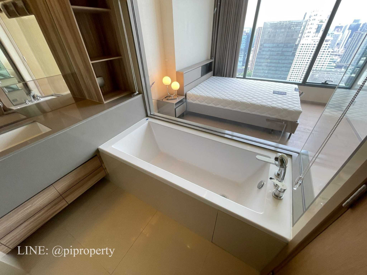 ให้เช่าคอนโดสุขุมวิท อโศก ทองหล่อ : ให้เช่าห้องชุด 1 ห้องนอน ตกแต่งครบครัน ที่ Esse Asoke ชั้นสูง หันหน้าไปทางทิศเหนือ อากาศเย็นสบาย ทำเลดีเยี่ยมในย่านอโศก ใกล้รถไฟฟ้า BTS และ MRT