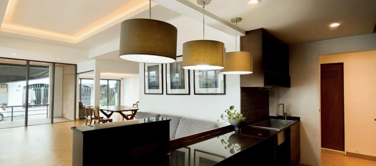 ขายทาวน์โฮมพระราม 9 เพชรบุรีตัดใหม่ RCA : 🏢 ทาวน์โฮมหลังมุม พระราม 9 ซอย 11 | 4 นอน 6 น้ำ พื้นที่ 320 ตร.ม. เหมาะทำ Office & Cloud Kitchen ราคา 12.5 MB 📞: 065-626-5636 (คุณกี้)