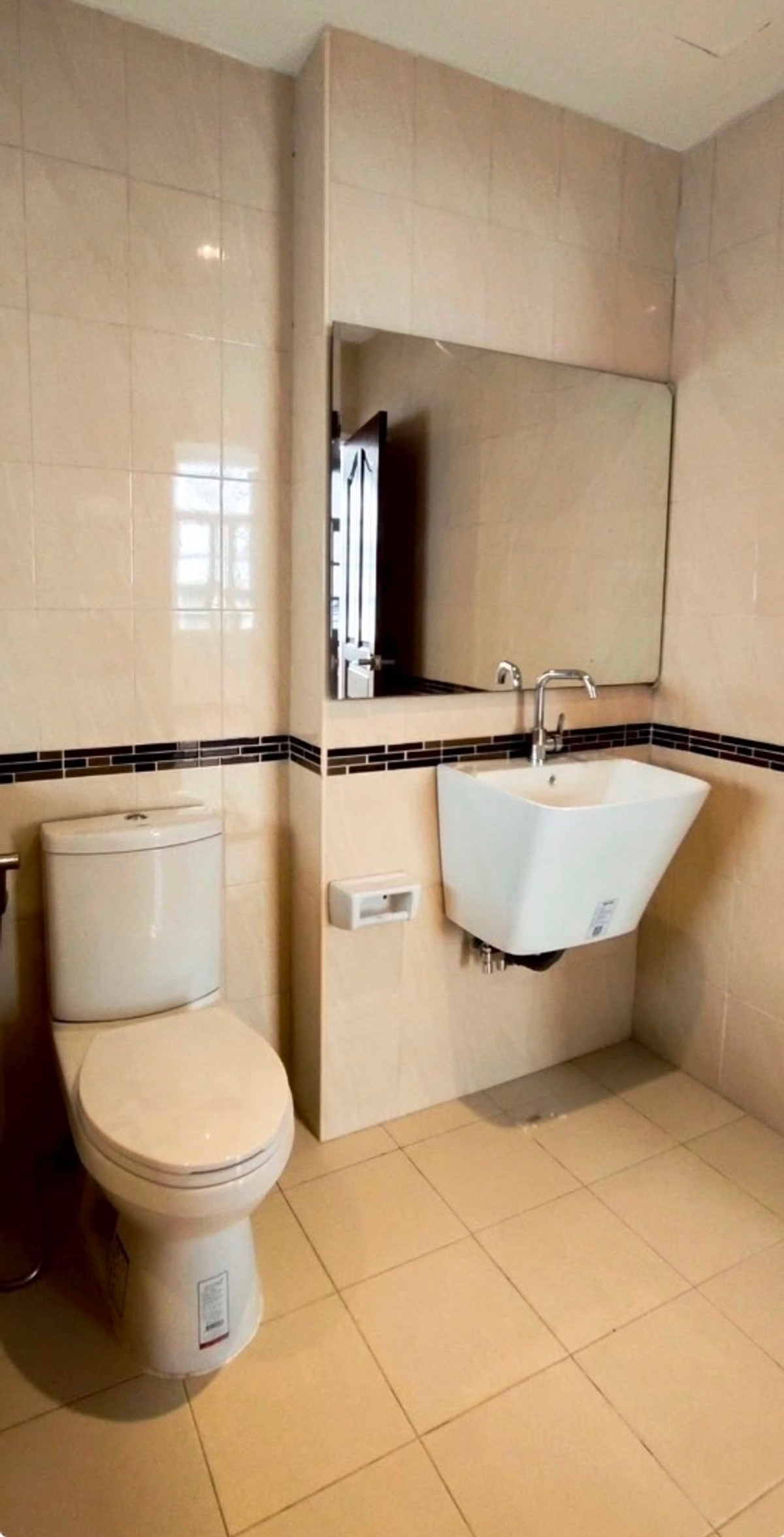 ขายทาวน์โฮมพระราม 9 เพชรบุรีตัดใหม่ RCA : 🏢 ทาวน์โฮมหลังมุม พระราม 9 ซอย 11 | 4 นอน 6 น้ำ พื้นที่ 320 ตร.ม. เหมาะทำ Office & Cloud Kitchen ราคา 12.5 MB 📞: 065-626-5636 (คุณกี้)