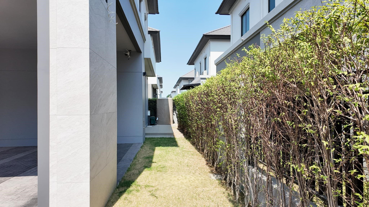 ขายบ้านปิ่นเกล้า จรัญสนิทวงศ์ : Grand Bangkok Boulevard Pinklao-Kanchana บ้านหลังมุมติดสวน ขนาดใหญ่ 620 ตร.ม. Please call: 082-894-4624