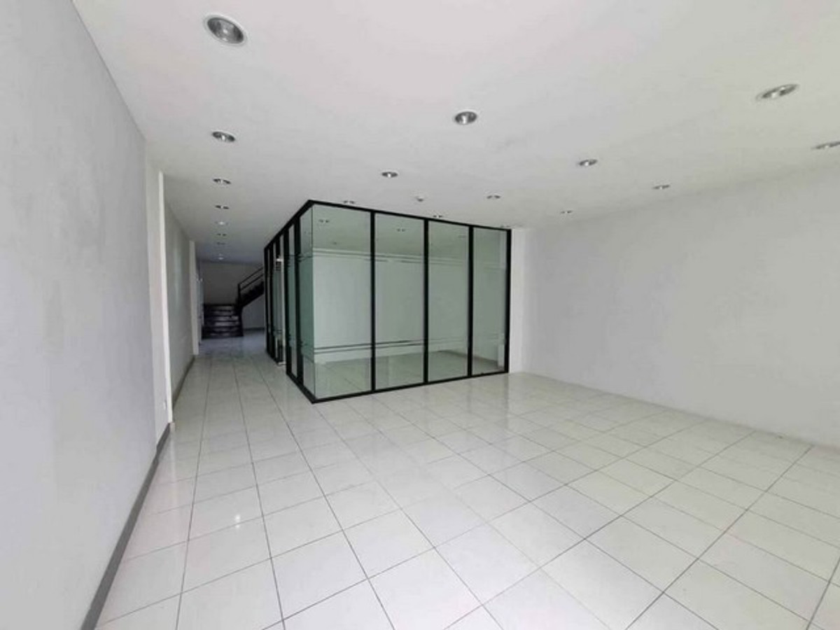 For RentOfficeRamkhamhaeng, Hua Mak : HR3285 Warehouse for rent, Ramkhamhaeng-Khlong Tan, 440 sq m., spacious office space. Convenient travel near the expressway and Airport Link.