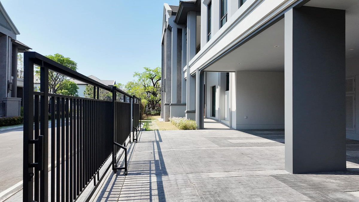 ขายบ้านปิ่นเกล้า จรัญสนิทวงศ์ : Grand Bangkok Boulevard Pinklao-Kanchana บ้านหลังมุมติดสวน ขนาดใหญ่ 620 ตร.ม. Please call: 082-894-4624