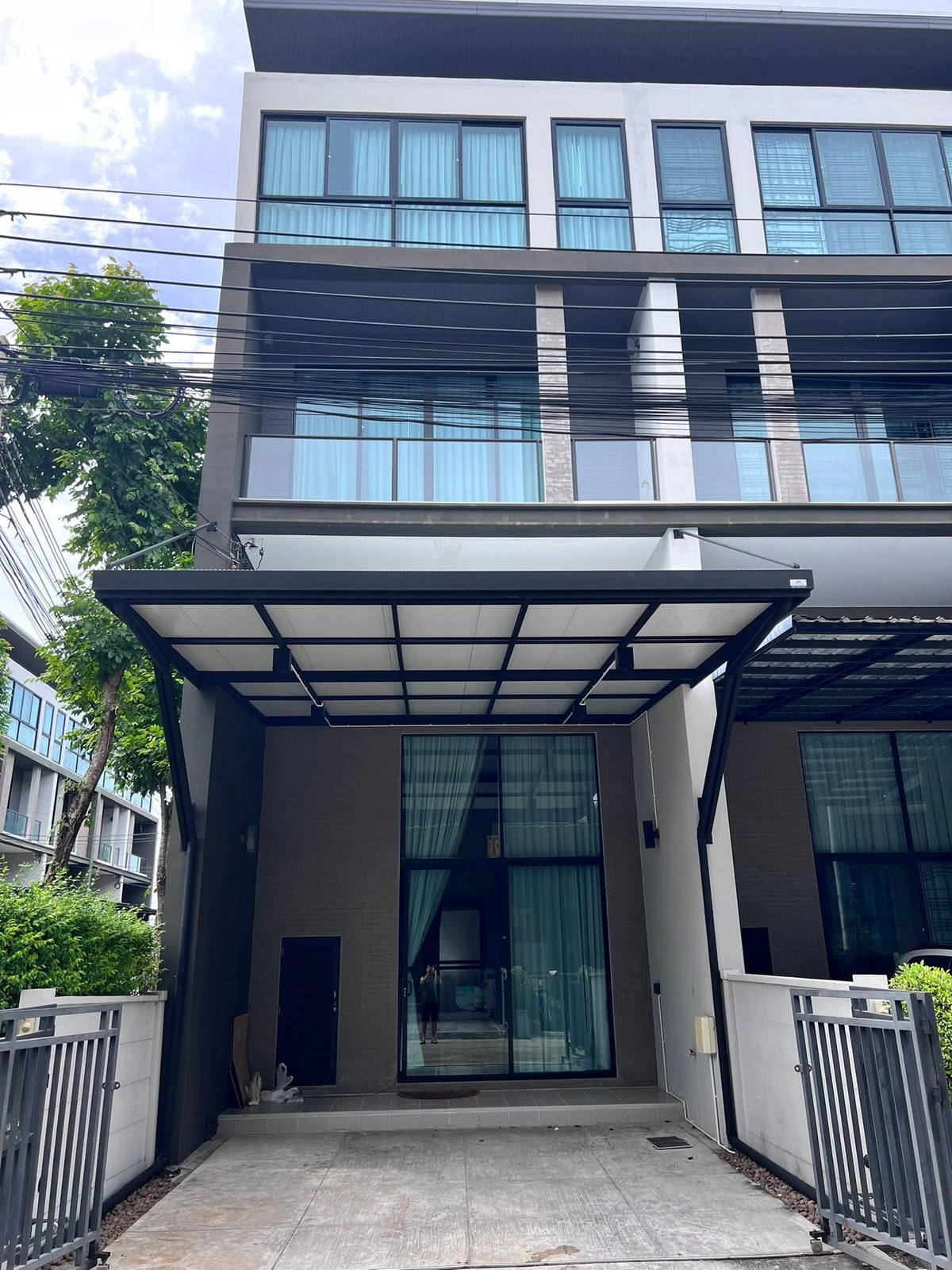 For RentTownhomeKasetsart, Ratchayothin : Townhome for rent, 3.5 floors, Baan Klang Muang Vibhavadi 64, near BTS Bang Bua and Central Ramindra.