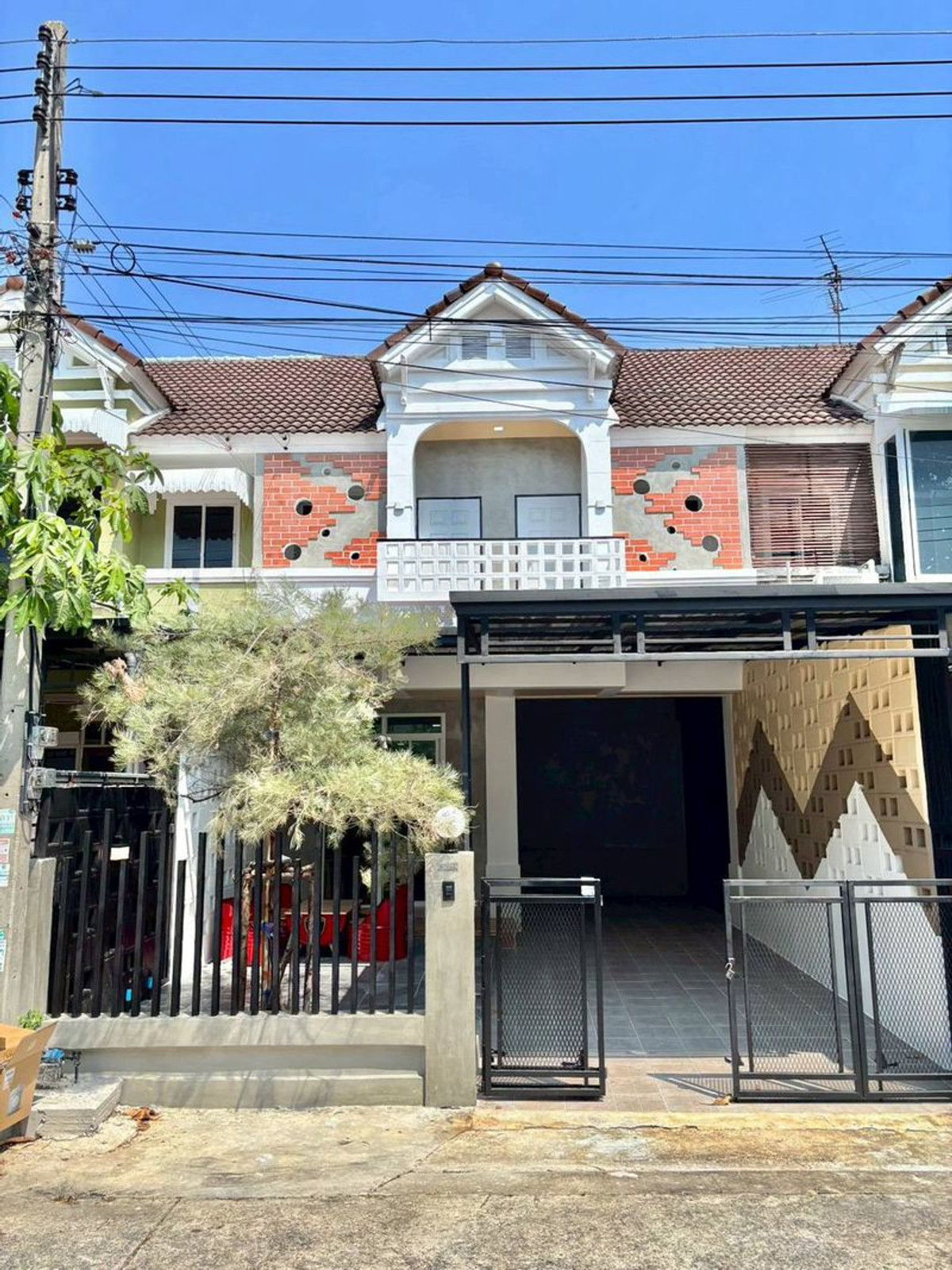 ขายทาวน์โฮมปทุมธานี รังสิต ธรรมศาสตร์ :  ขายทาวน์เฮ้าส์ 2 ชั้น หมู่บ้าน​ปิยวรารมย์​ คลอง​ 4 เนื้อที่ 24 ตารางวา 3 ห้องนอน ตำบลบึงยี่โถ อำเภอธัญบุรี จังหวัดปทุมธานี