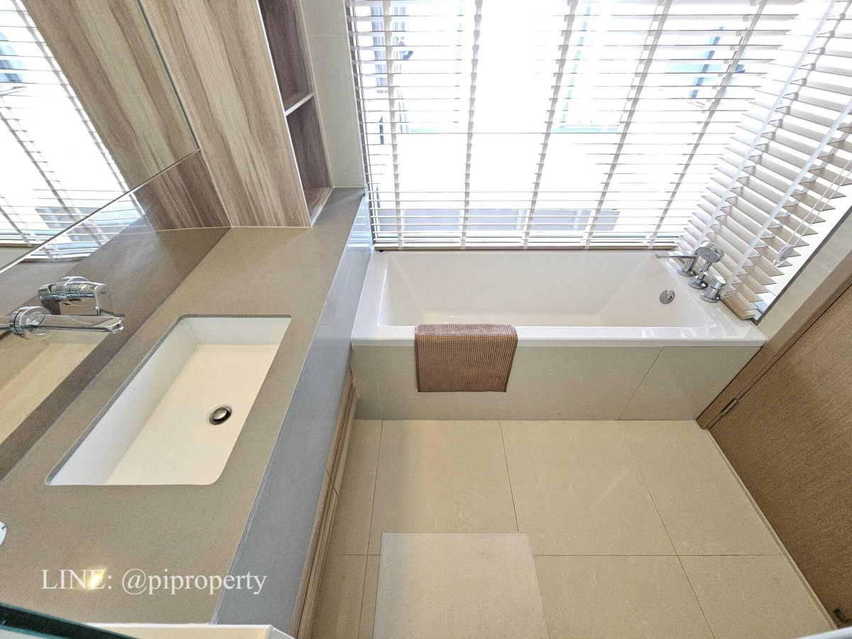 ให้เช่าคอนโดสุขุมวิท อโศก ทองหล่อ : ให้เช่าห้องชุด 1 ห้องนอน ตกแต่งครบครัน ที่ Esse Asoke ชั้นสูง หันหน้าไปทางทิศเหนือ อากาศเย็นสบาย ทำเลดีเยี่ยมในย่านอโศก ใกล้รถไฟฟ้า BTS และ MRT