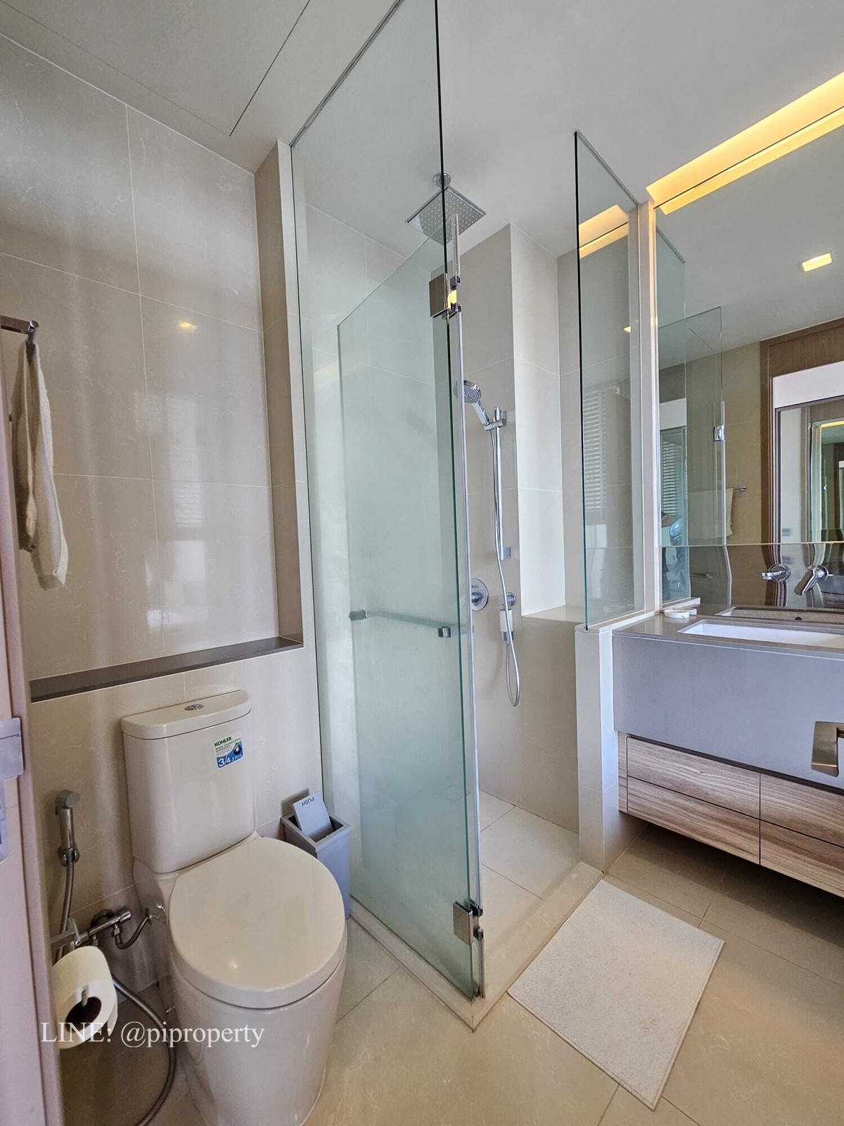 ให้เช่าคอนโดสุขุมวิท อโศก ทองหล่อ : ให้เช่าห้องชุด 1 ห้องนอน ตกแต่งครบครัน ที่ Esse Asoke ชั้นสูง หันหน้าไปทางทิศเหนือ อากาศเย็นสบาย ทำเลดีเยี่ยมในย่านอโศก ใกล้รถไฟฟ้า BTS และ MRT