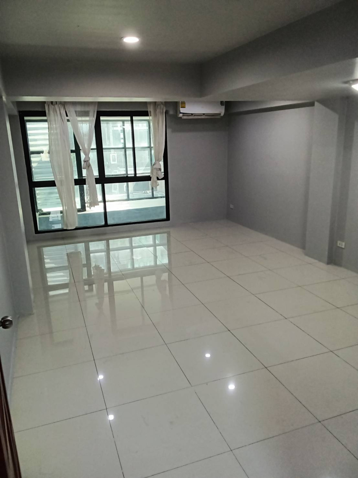For RentWarehouseRatchathewi,Phayathai : Townhouse 5 floors x 40 sq.m. Please add LINE ID @806qphgn o8415o5483