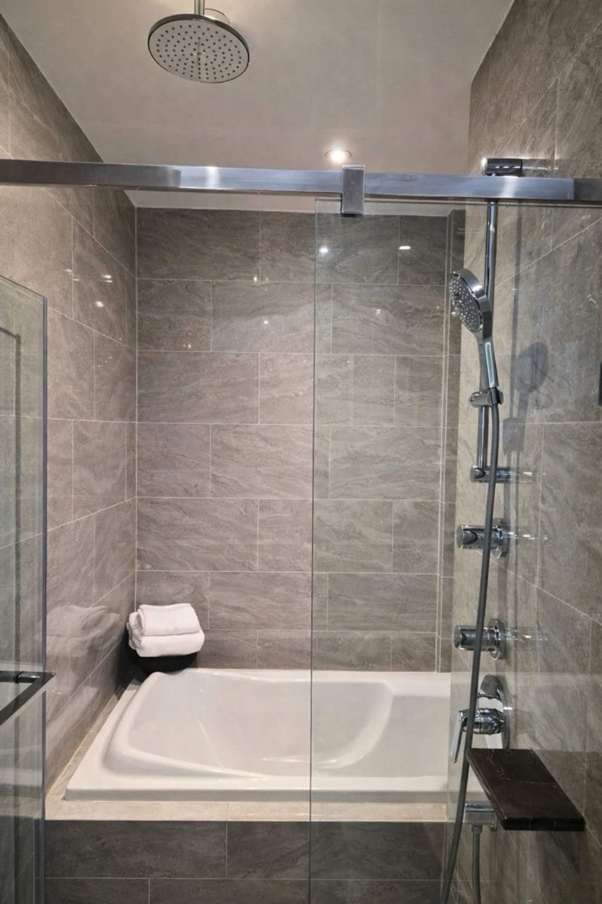 ขายคอนโดพระราม 9 เพชรบุรีตัดใหม่ RCA : Hot Deal ราคาพิเศษ Ashton Asoke Rama 9 2 ห้องนอน bed 13.7 ล้าน ห้องใหม่ ติดต่อ 0869017364