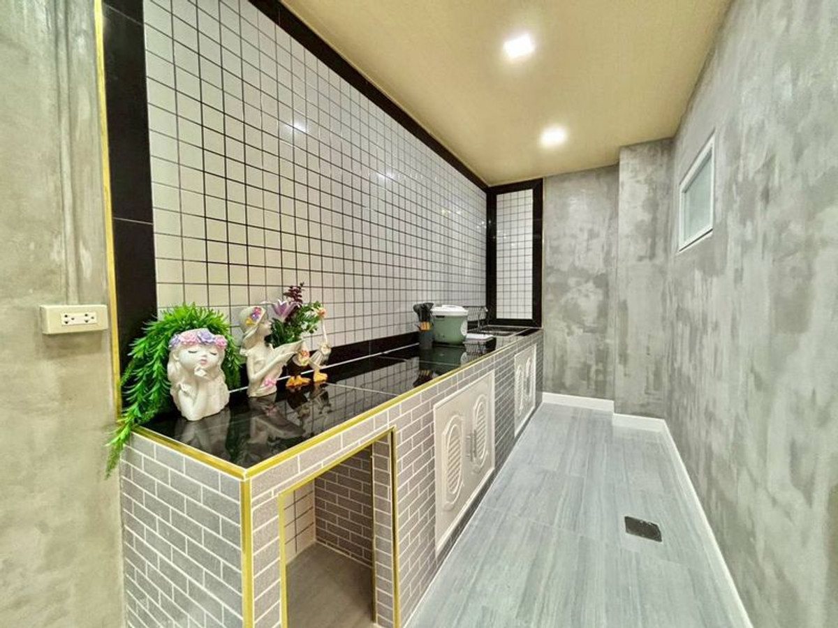 For SaleTownhomePathum Thani,Rangsit, Thammasat : 2-story townhouse for sale, Piyawararom Village, Khlong 4, area 24 square wah, 3 bedrooms, Bueng Yitho Subdistrict, Thanyaburi District, Pathum Thani Province.