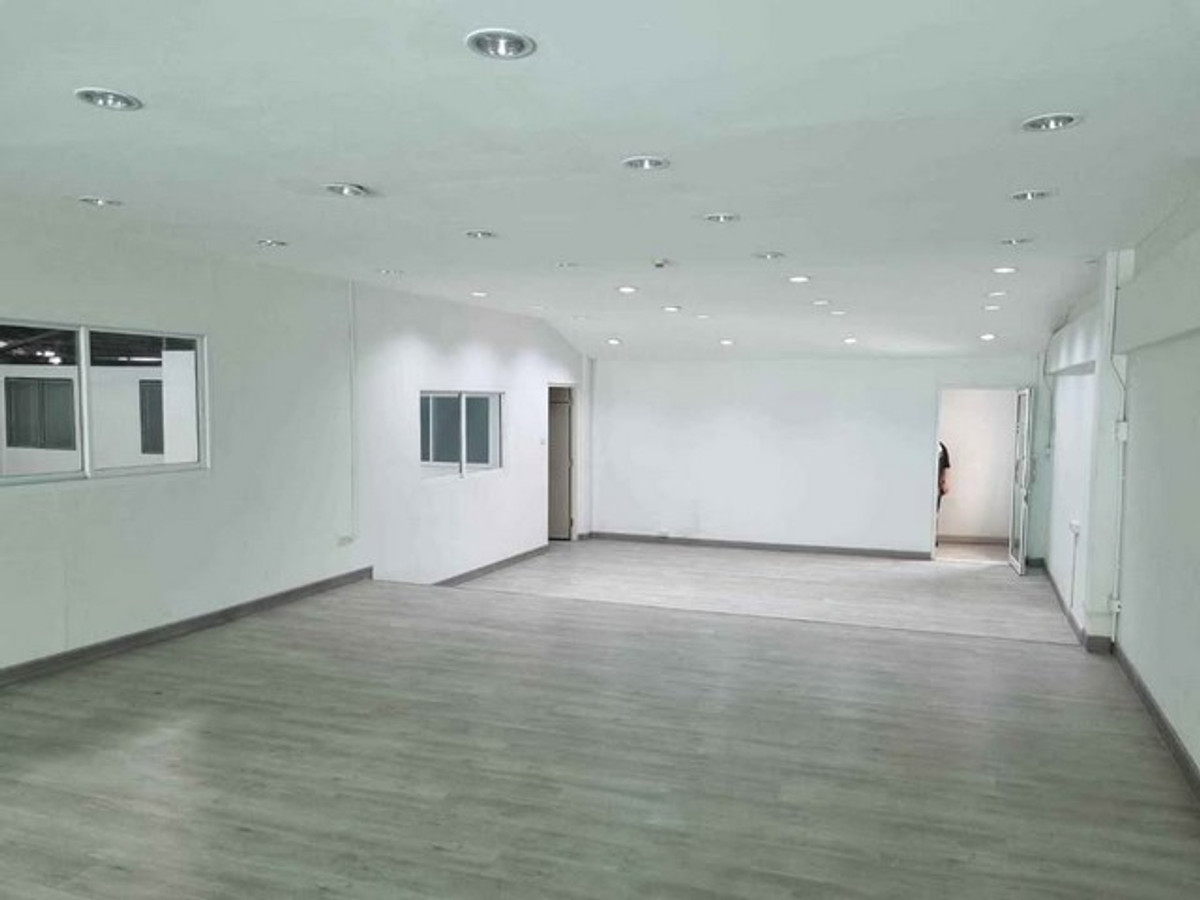 For RentOfficeRamkhamhaeng, Hua Mak : HR3285 Warehouse for rent, Ramkhamhaeng-Khlong Tan, 440 sq m., spacious office space. Convenient travel near the expressway and Airport Link.