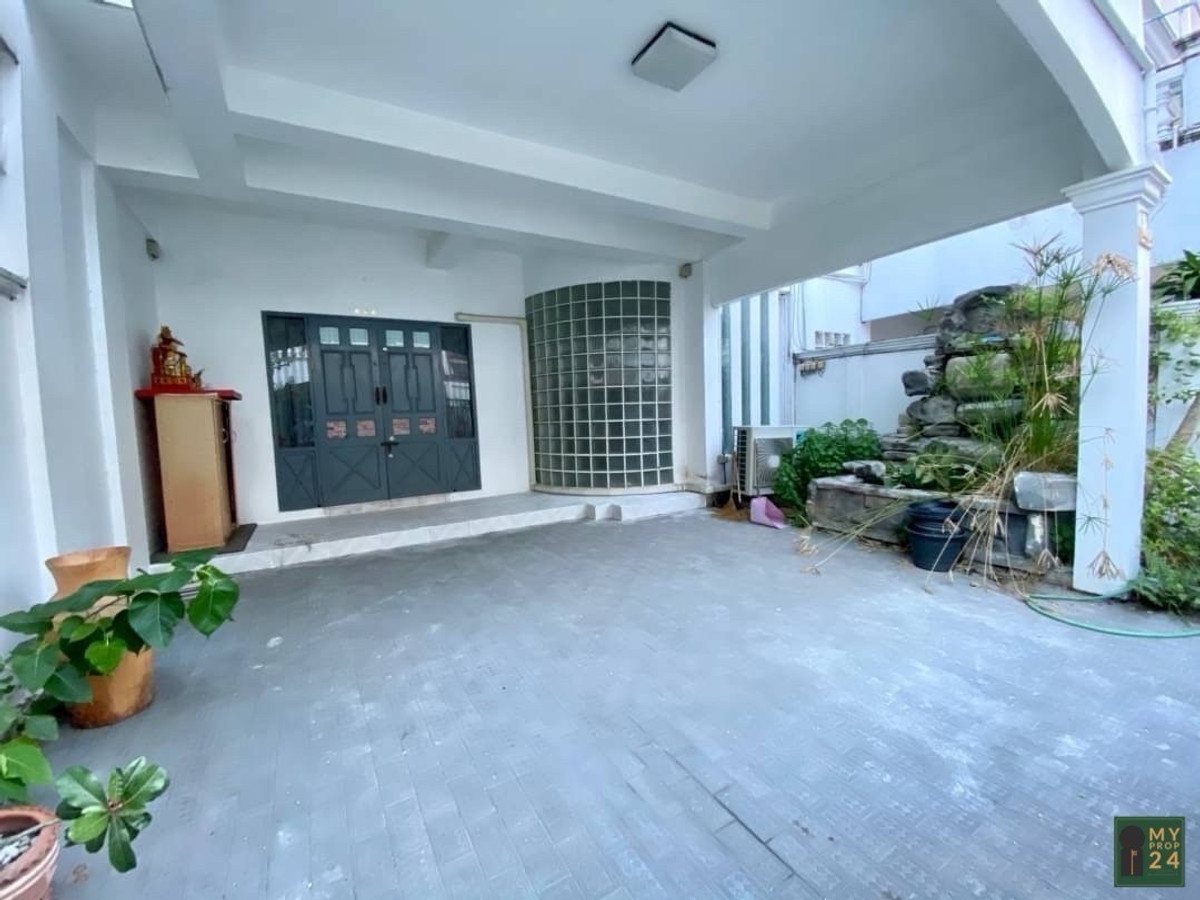 For RentTownhomeSathorn, Narathiwat : Townhouse next to Makro Sathorn, 20 sq m, 3 floors, 3 bedrooms, 5 bathrooms, 50,000 baht.