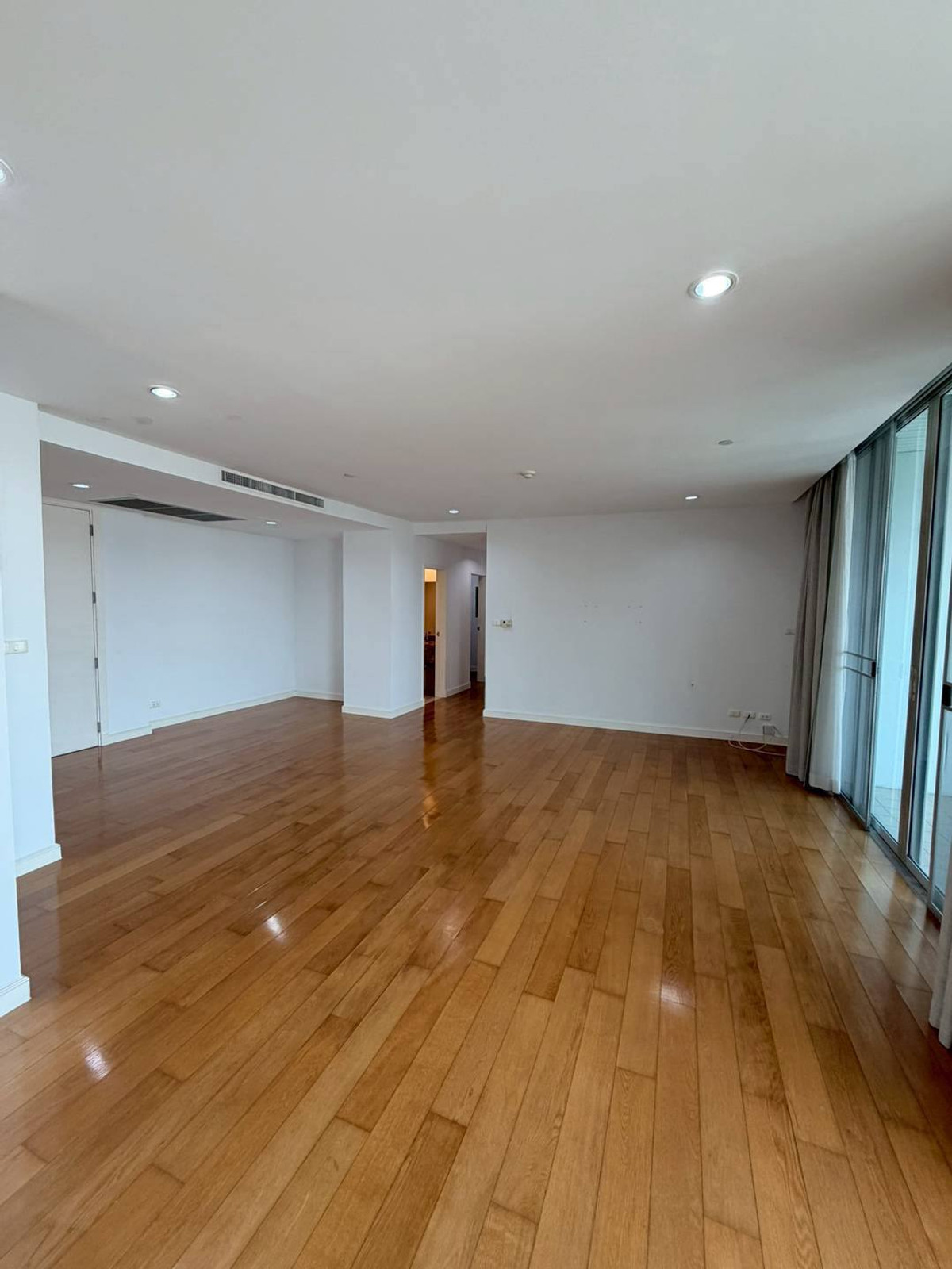 For RentCondoSiam Paragon ,Chulalongkorn,Samyan : Chamchuri Square Residence【𝐑𝐄𝐍𝐓】🔥A room with a sleek, luxurious design and a classic feel; every corner looks expensive!🔥 Contact Line ID: @hacondo