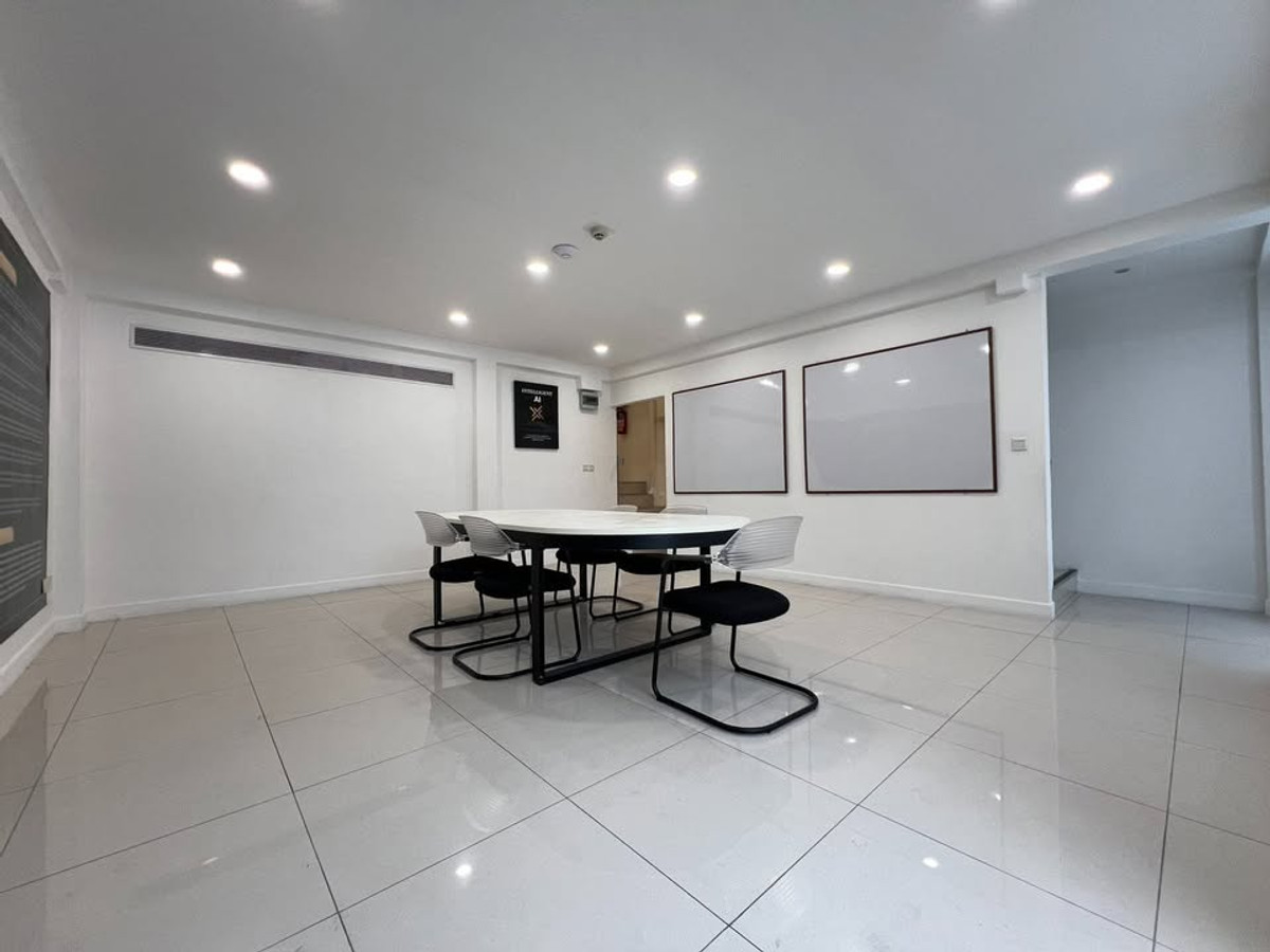 For RentWarehouseOnnut, Udomsuk : HR3288Office & Warehouse Udomsuk 31, good location, complete parking, suitable as a distribution point and office.