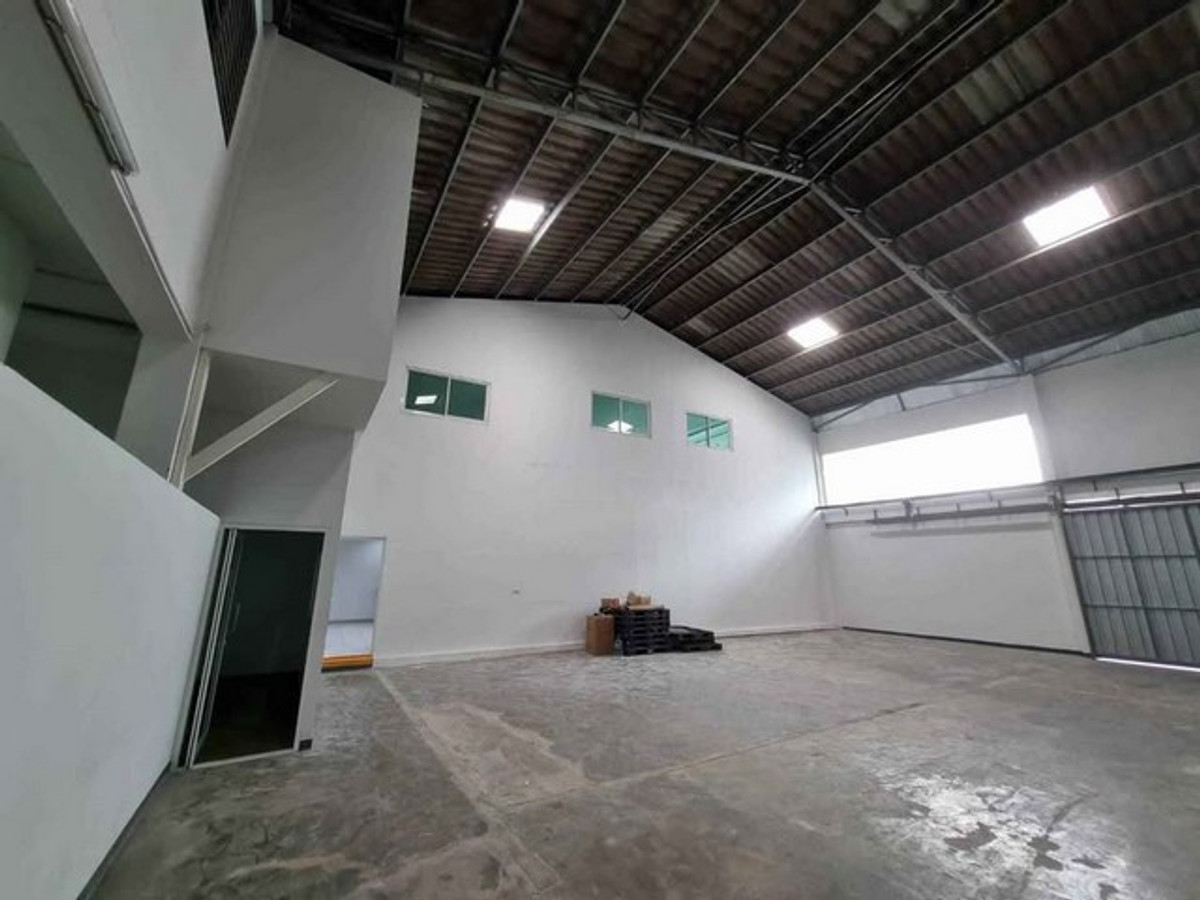 For RentOfficeRamkhamhaeng, Hua Mak : HR3285 Warehouse for rent, Ramkhamhaeng-Khlong Tan, 440 sq m., spacious office space. Convenient travel near the expressway and Airport Link.